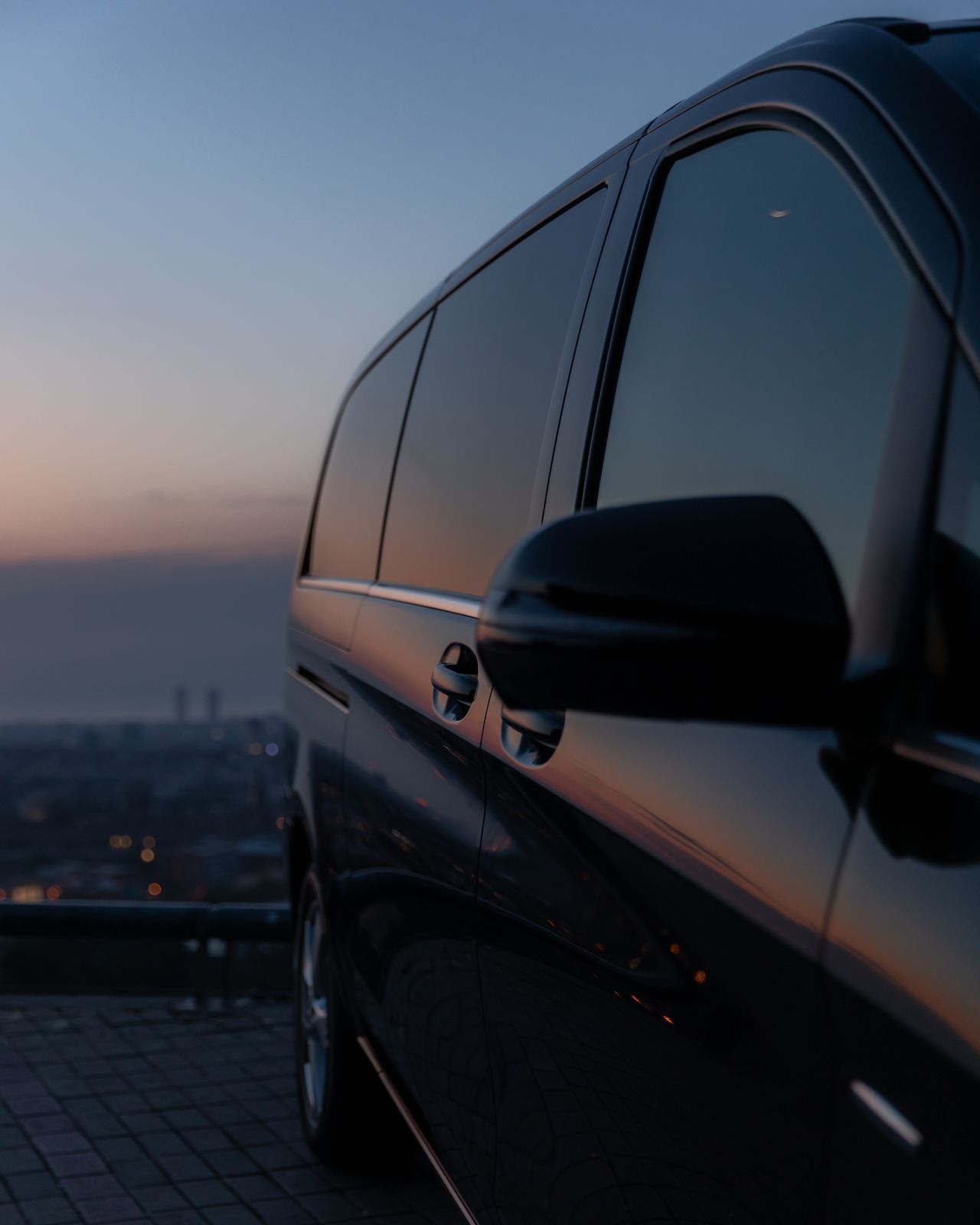 Mercedes V-Class VIP özel transfer aracı gün batımında