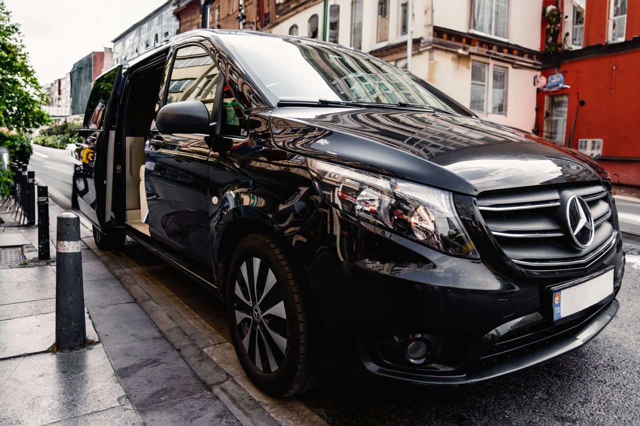 Kıbrıs VIP transfer için siyah Mercedes Vito VIP araç
